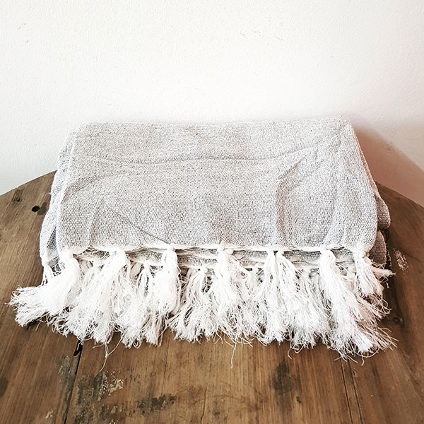 Cotton Tassle throw blanket - <p style='text-align: center;'>R 50</p>