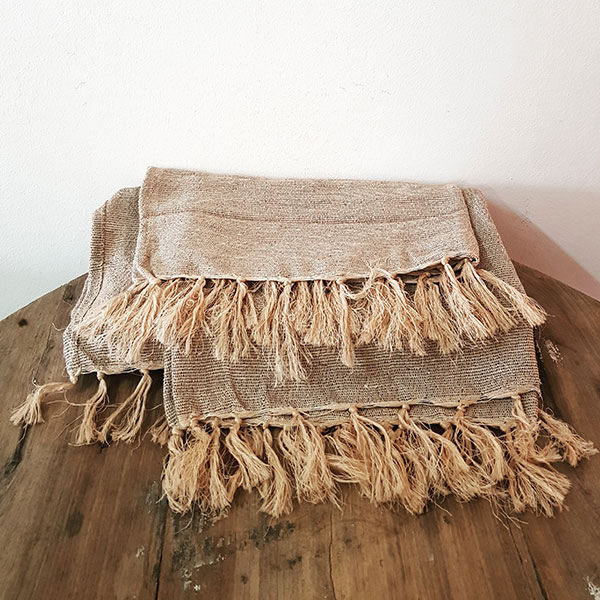 Cotton Tassle throw blanket - <p style='text-align: center;'>R 50</p>