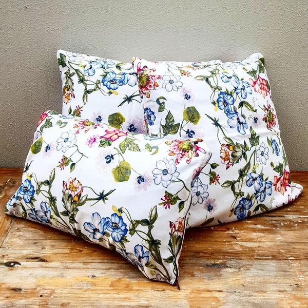 Scatter Pillows - Floral - <p style='text-align: center;'>Medium - R 40<br />
Large - R 60</p>