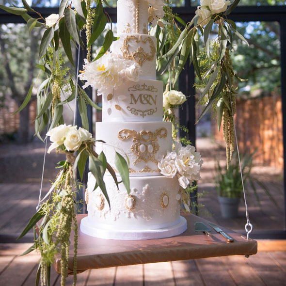 Suspended Cake Swing - Gold - <p style='text-align: center;'>R 450</p>
